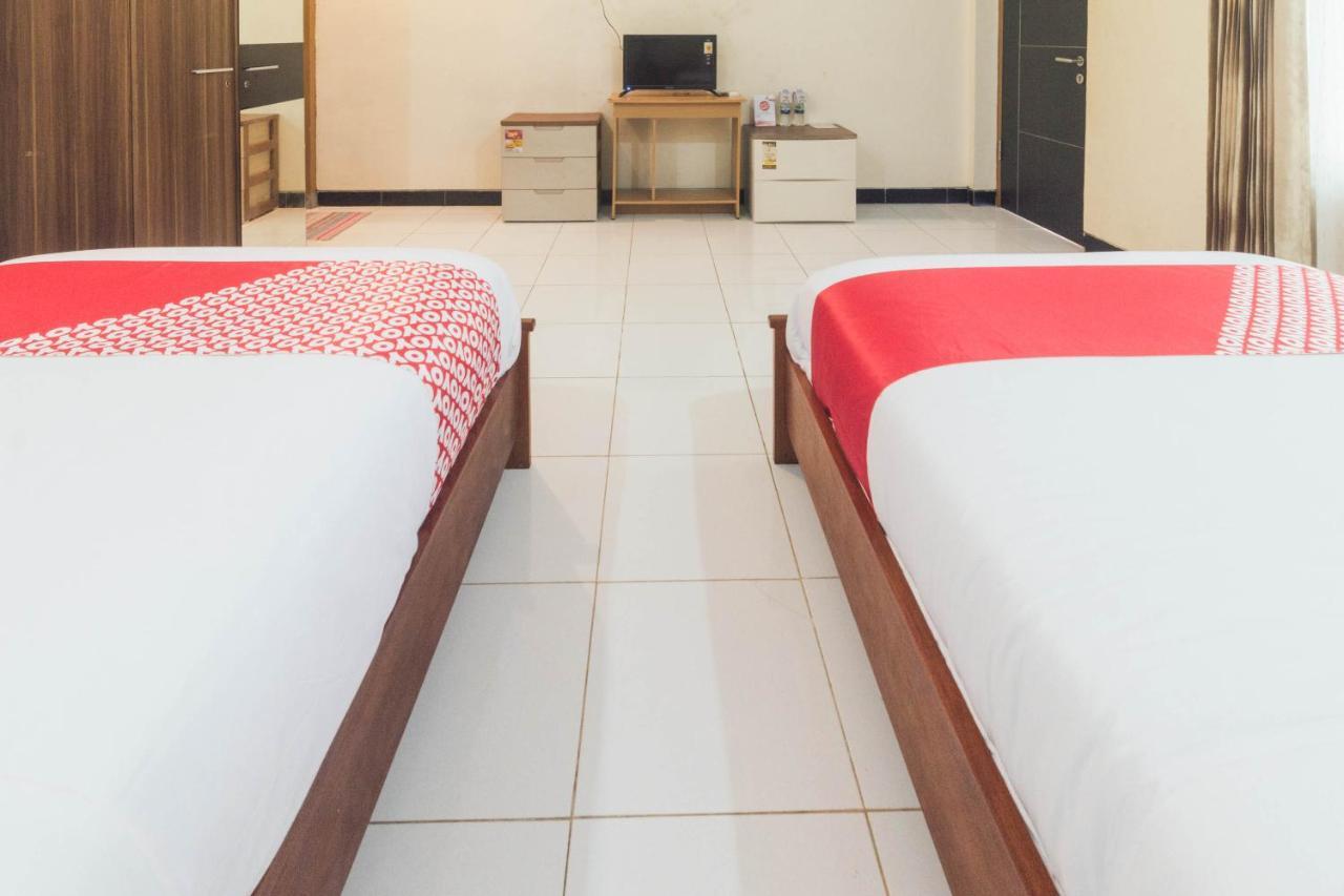 Oyo 1688 Collin Beach Hotel Ambon Exterior foto