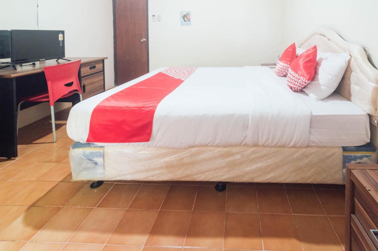 Oyo 1688 Collin Beach Hotel Ambon Exterior foto